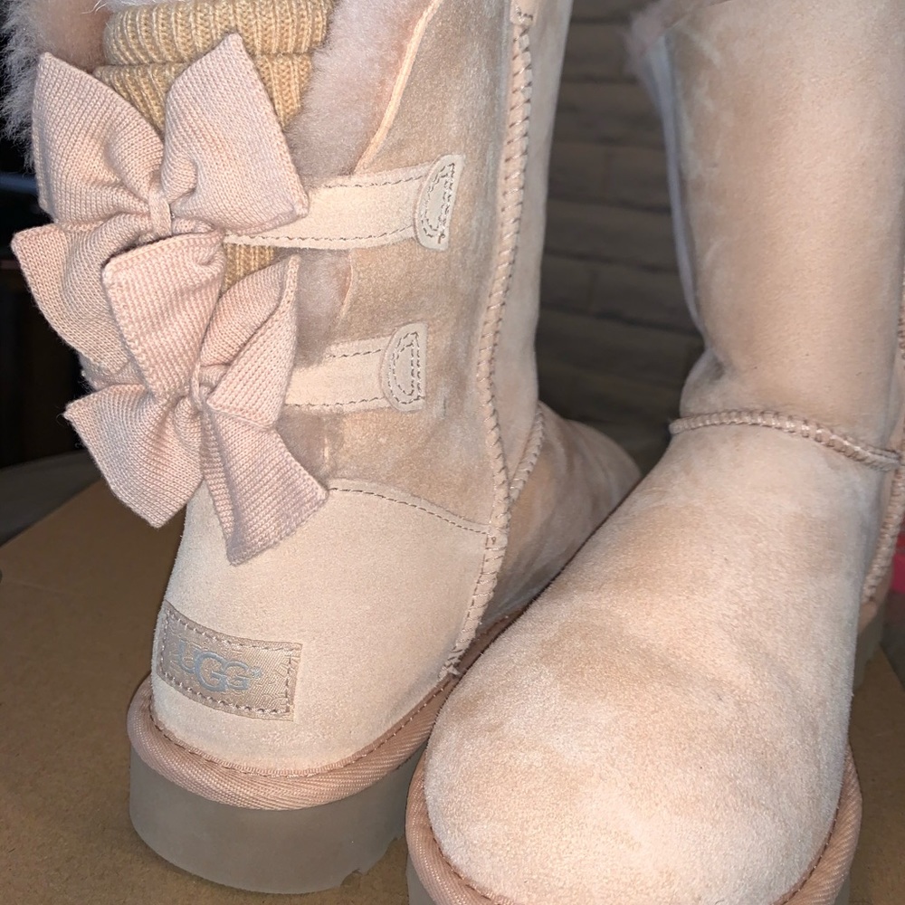 NEVER WORN PINK UGGS SIZE 8